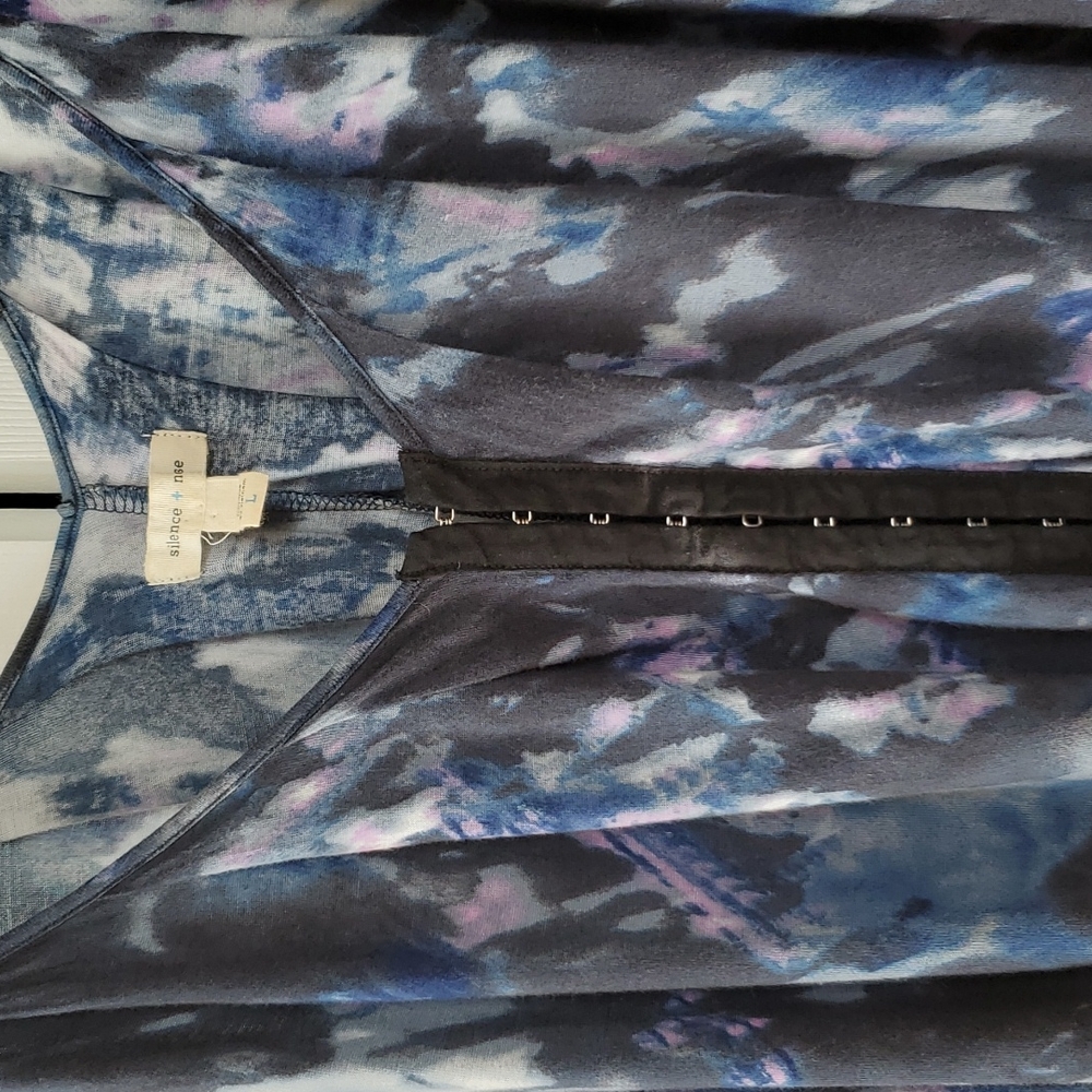 Silence + Noise Size Large Top